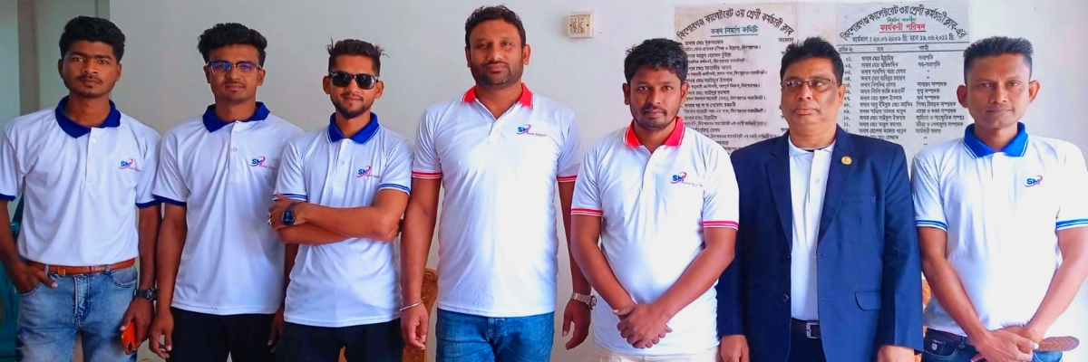 এসএম হোল্ডিং টেকনোলজির ফিল্ড অফিসারবৃন্দ।