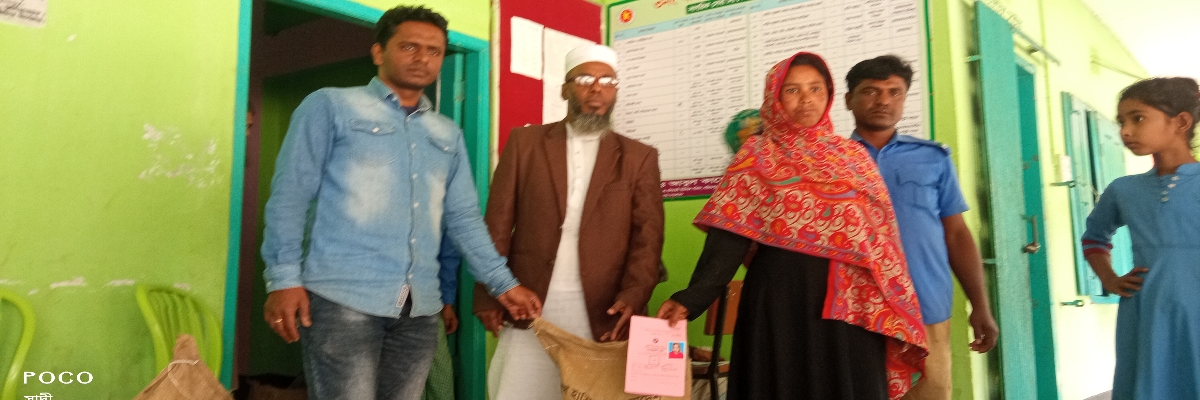 অসহায় মানুষের মাঝে চাল বিতরণ